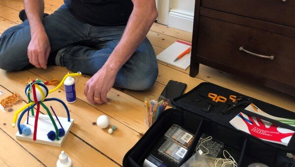 Was haben denkende Hände, duftende Plätzchen und liebende Kartons gemeinsam?