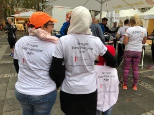 Staffellauf mit Geflüchteten, Helferinnen und Spendernnen beim Köln Marathon 2018