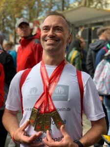 Staffellauf mit Geflüchteten, Helferinnen und Spendernnen beim Köln Marathon 2018