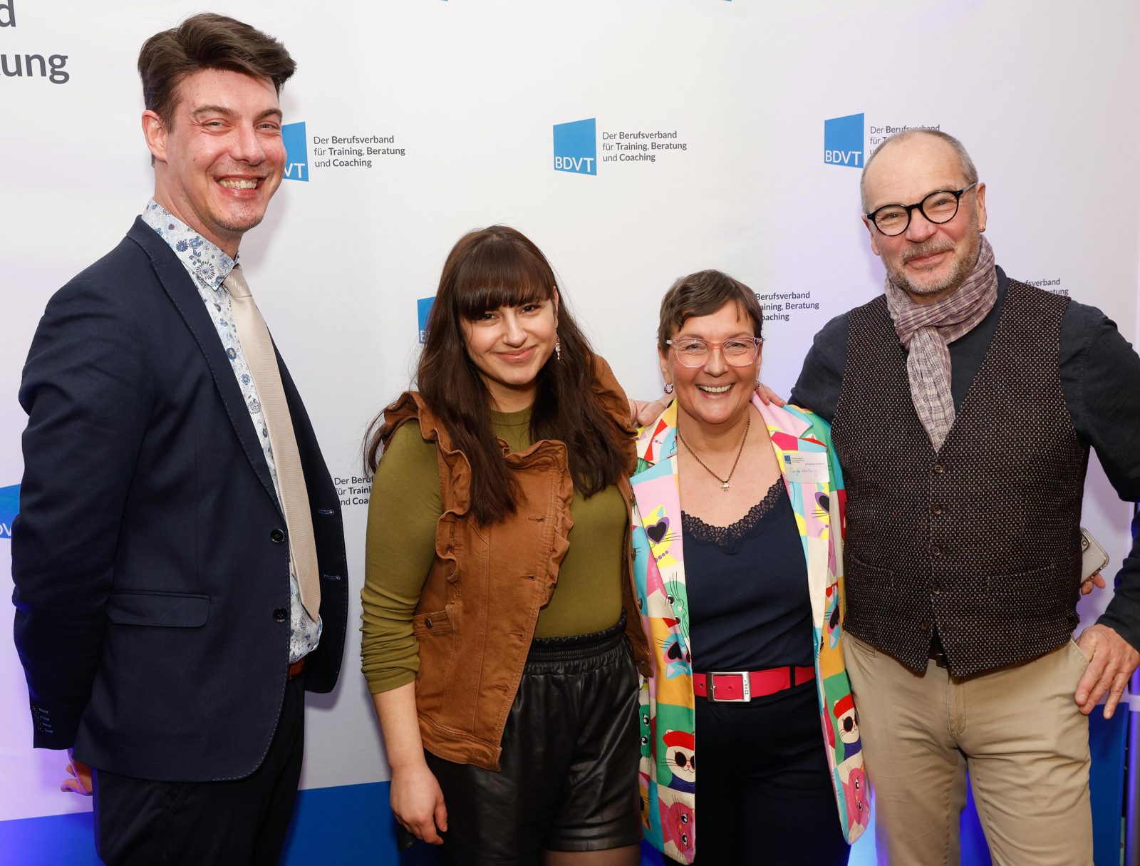 Timothy Tasch, Floria Susan Moghimi, Tanja Hartwig und Stephan Emanuel Hild nach dem Panel vor der BDVT-Fotowand