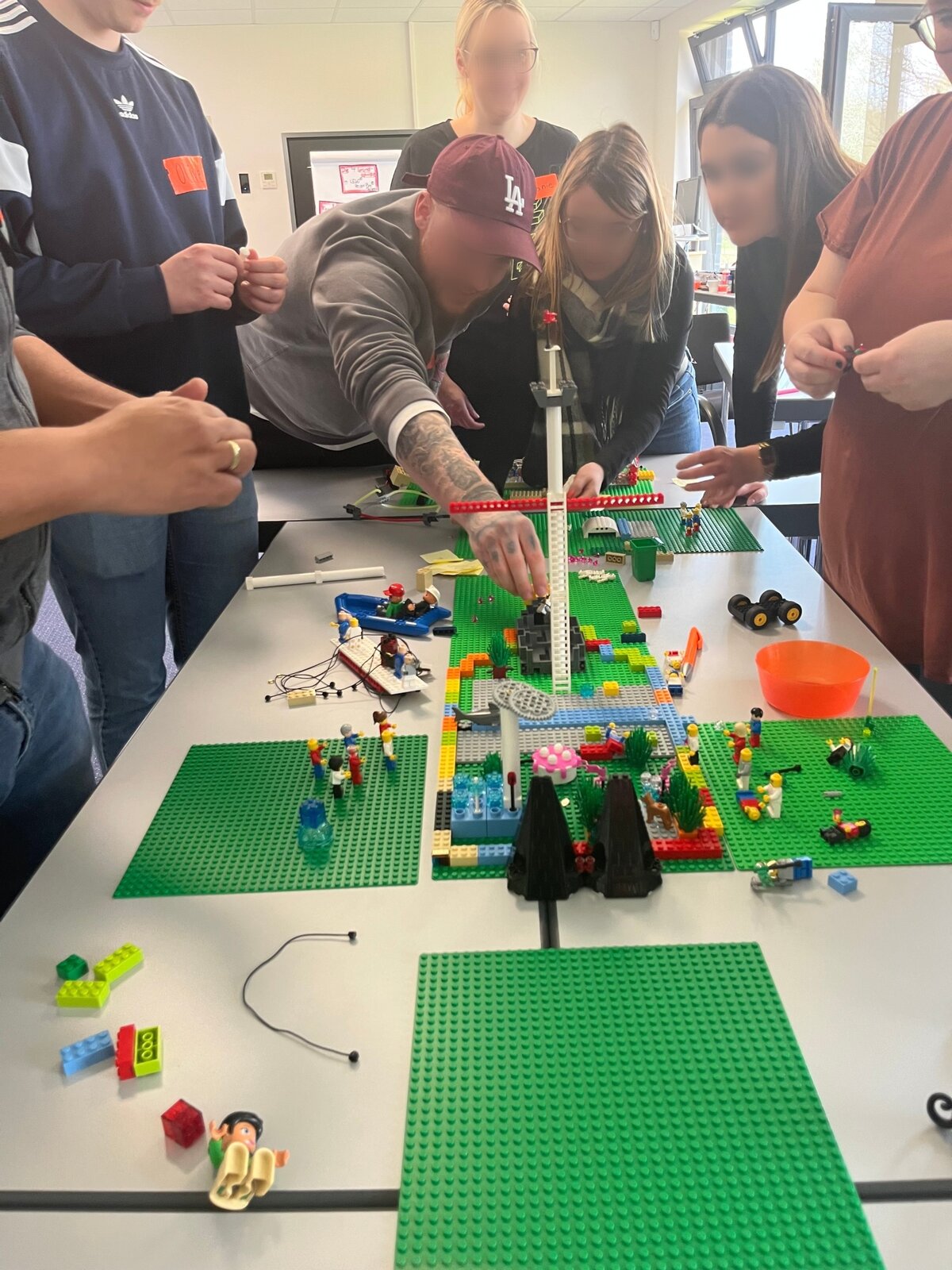 Team bei einer Lego® Serious Play®-Übung im Training