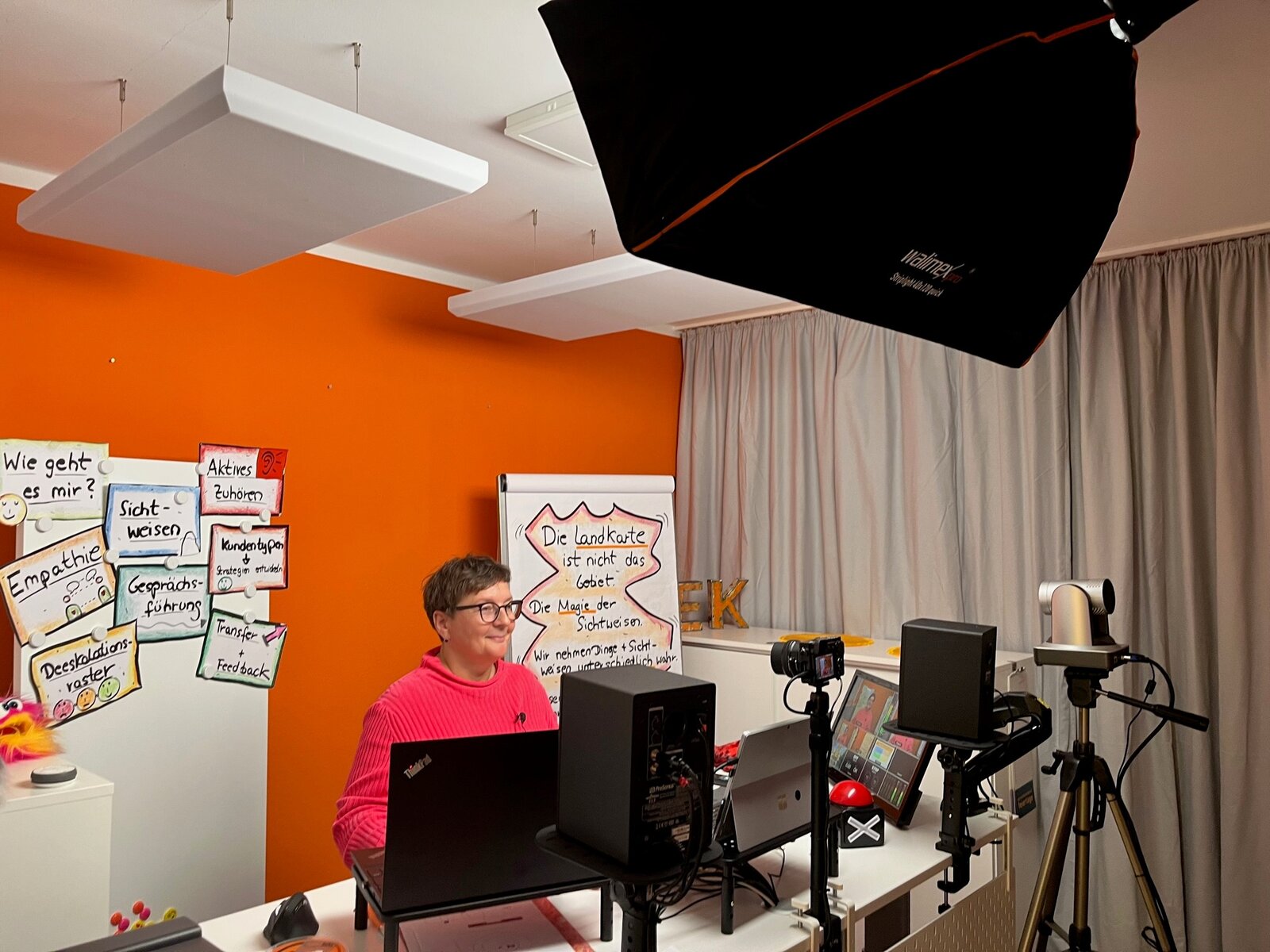 Tanja Hartwig live im Online-Trainings-Studio mit Kamera und Licht