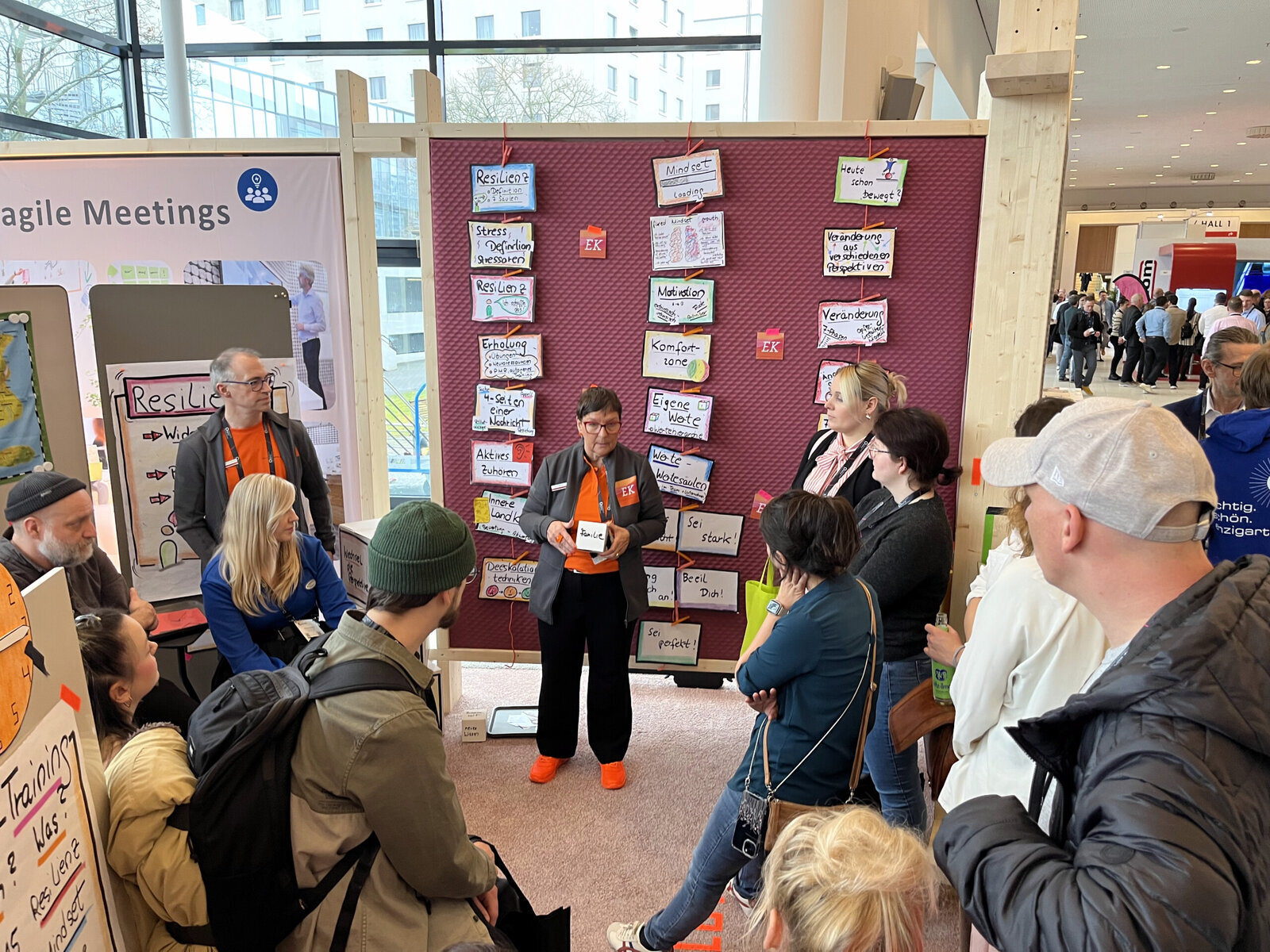 Tanja Hartwig am Messestand im Gespräch mit Besucher*innen