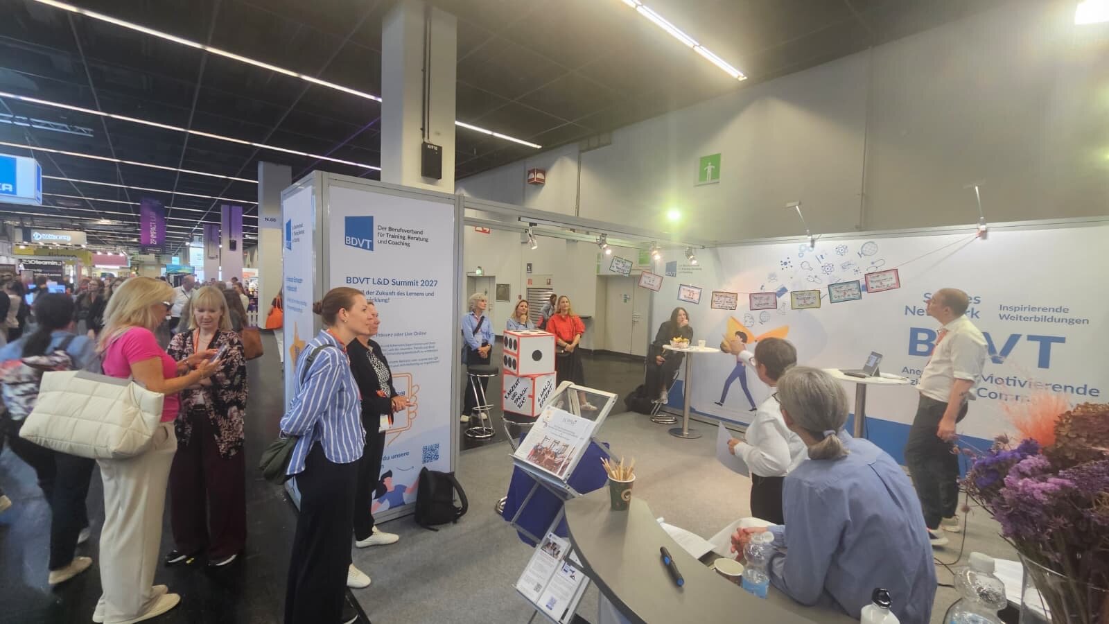 Publikum am BDVT-Stand während des Vortrags zu Bias im Trainingsraum auf der ZPE 2026