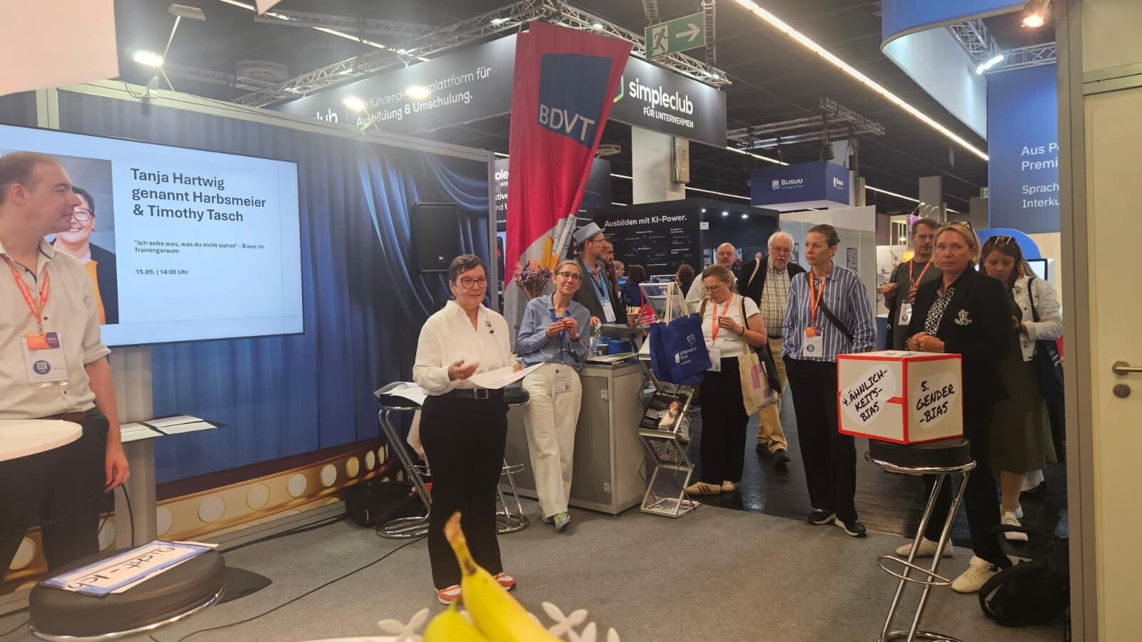 Tanja Hartwig spricht am BDVT-Stand auf der Zukunft Personal Europe 2026 vor Publikum, daneben der Bias-Würfel
